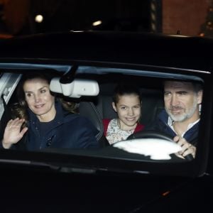 Le roi Felipe VI d'Espagne, la reine Letizia et leurs filles la princesse Leonor (à droite à l'arrière) et l'infante Sofia se rendant chez Jesus Ortiz, père de la reine, pour fêter l'Épiphanie en famille, à Madrid le 6 janvier 2019.