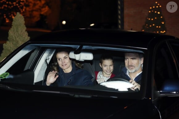 Le roi Felipe VI d'Espagne, la reine Letizia et leurs filles la princesse Leonor (à droite à l'arrière) et l'infante Sofia se rendant chez Jesus Ortiz, père de la reine, pour fêter l'Épiphanie en famille, à Madrid le 6 janvier 2019.