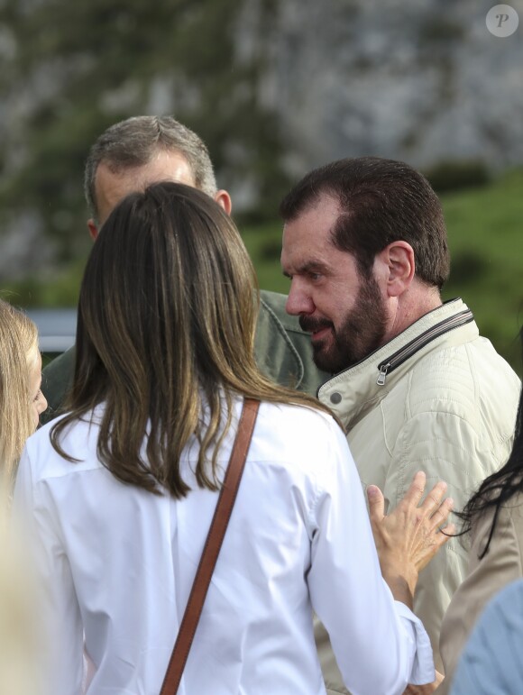 La reine Letizia d'Espagne et son père Jesus Ortiz lors de la visite de la famille royale en Asturies le 8 septembre 2018.