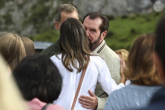 La reine Letizia d'Espagne et son père Jesus Ortiz lors de la visite de la famille royale en Asturies le 8 septembre 2018.