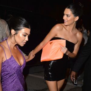 Kourtney Kardashian et Kendall Jenner se rendent au restaurant "Craig's" à Los Angeles pour l'anniversaire de leur soeur Kylie le 9 août 2018.