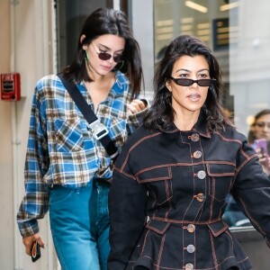 Kourtney Kardashian et sa soeur Kendall Jenner sont allées déjeuner au restaurant "Broken Coconut" avec des amis à New York, le 5 juin 2018.