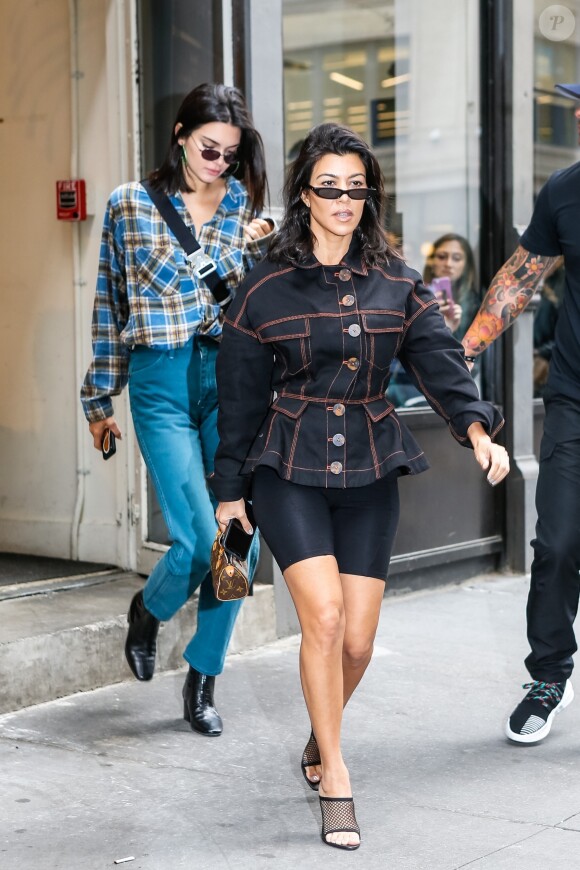 Kourtney Kardashian et sa soeur Kendall Jenner sont allées déjeuner au restaurant "Broken Coconut" avec des amis à New York, le 5 juin 2018.