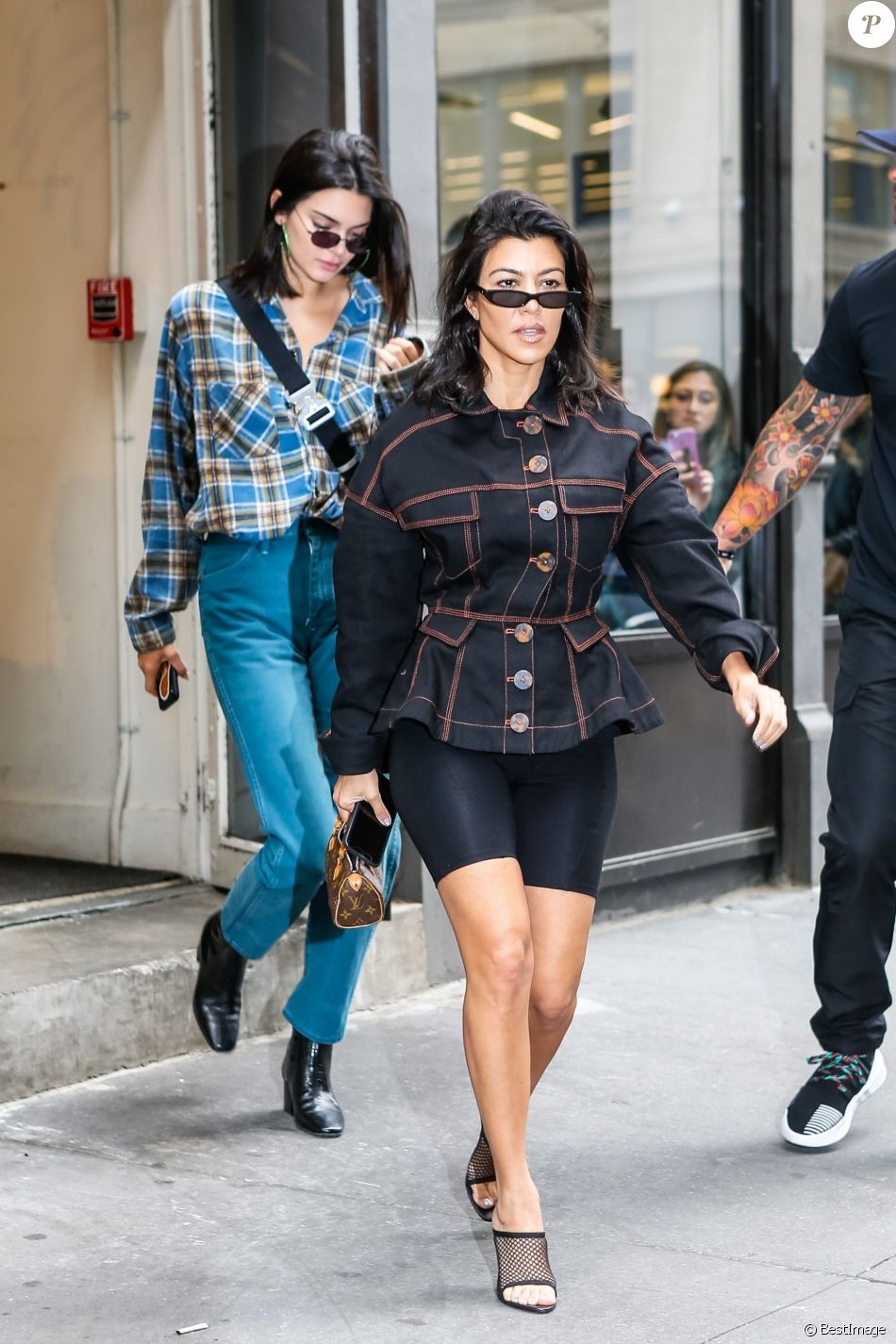 Kourtney Kardashian et sa soeur Kendall Jenner sont allées déjeuner au