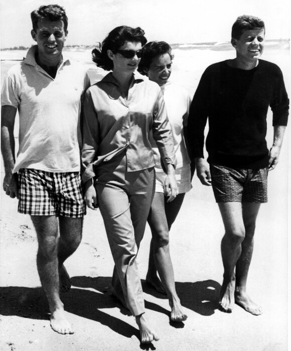 Les Kennedy, de gauche à droite : Robert Francis (assassiné en 1968), Jacqueline (décédée en 1994), Ethel (91 ans en 2019) et John Fitzgerald (assassiné en 1963). Sur une plage de Palm Beach, en Floride, en juillet 1957.