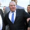 Michael Skakel avec son avocat Hubert Santos, à gauche, et Jessica Santos, un autre membre de son équipe de défense, en dehors du tribunal, à Stamford. Après avoir passé plus d'une décennie derrière les barreaux pour le meurtre brutal de Martha Moxley, Michael Skakel a versé une caution de 2 millions de dollars et a été libéré. ​​2013.
