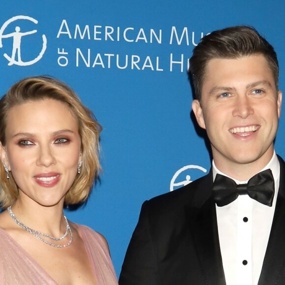 Scarlett Johansson et son compagnon Colin Jost au photocall de la soirée "2018 American Museum of Natural History Gala" à New York, le 15 novembre 2018.