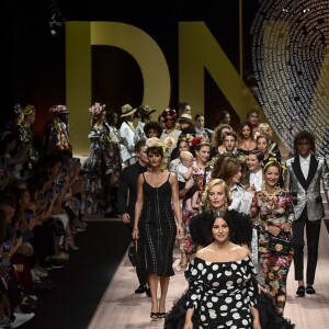 Monica Bellucci, Eva Herzigova, Carla Bruni-Sarkozy et Marpessa Hennink au défilé Dolce & Gabbana, collection prêt-à-porter printemps-été 2019 lors de la Fashion Week de Milan, le 23 septembre 2018.