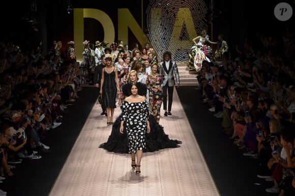 Monica Bellucci, Eva Herzigova, Carla Bruni-Sarkozy et Marpessa Hennink au défilé Dolce & Gabbana, collection prêt-à-porter printemps-été 2019 lors de la Fashion Week de Milan, le 23 septembre 2018.