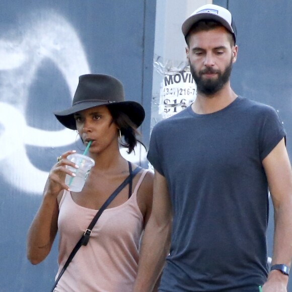 Semi-Exclusif - Benoît Paire et Shy'm se promènent dans les rues de Brooklyn à New York, le 23 août 2016.