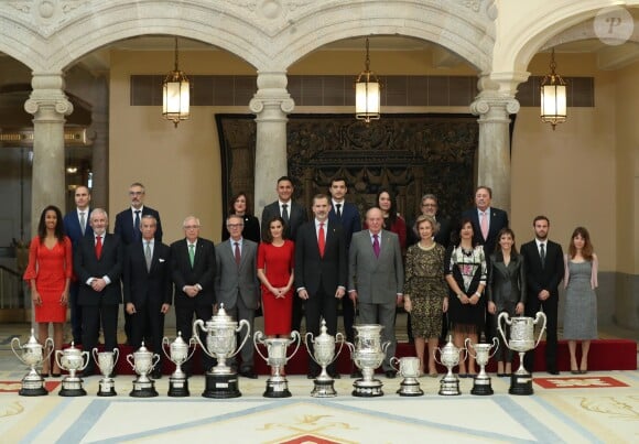 Le roi Felipe VI et la reine Letizia d'Espagne, en présence également du roi Juan Carlos, de la reine Sofia, de l'infante Elena et de l'infante Pilar, présidaient à la cérémonie des Prix nationaux du sport espagnol le 10 janvier 2019 au palais du Pardo, à Madrid. Photo de groupe avec les lauréats.