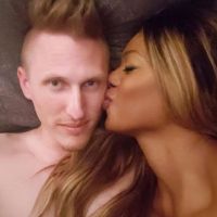 Laverne Cox : La star d'Orange Is the New Black pose au lit avec son chéri