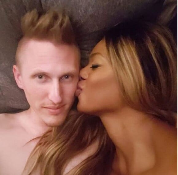 Laverne Cox pose avec son chéri Kyle Draper, au lit, sur Instagram, le 13 janvier 2019