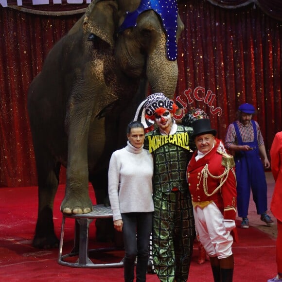 La princesse Stéphanie de Monaco pose avec une partie des artistes présents au 43ème Festival International de Monte Carlo dont un des éléphants de la famille Joy Gartner, sous le chapiteau de Fontvieille à Monaco le 15 janvier 2019. Le Festival se déroule du 17 au 27 janvier. © Claudia Albuquerque / Bestimage