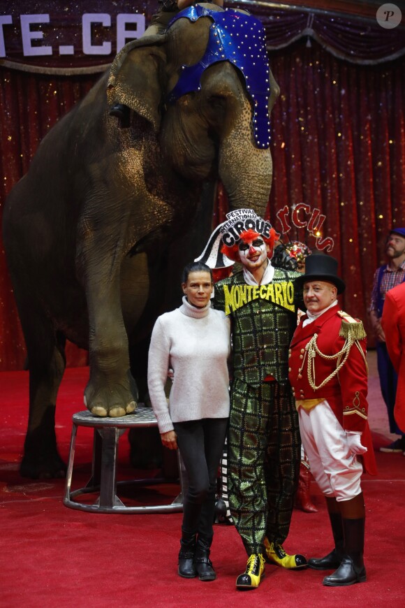 La princesse Stéphanie de Monaco pose avec une partie des artistes présents au 43ème Festival International de Monte Carlo dont un des éléphants de la famille Joy Gartner, sous le chapiteau de Fontvieille à Monaco le 15 janvier 2019. Le Festival se déroule du 17 au 27 janvier. © Claudia Albuquerque / Bestimage