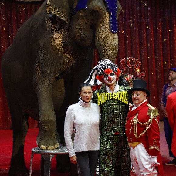 La princesse Stéphanie de Monaco pose avec une partie des artistes présents au 43ème Festival International de Monte Carlo dont un des éléphants de la famille Joy Gartner, sous le chapiteau de Fontvieille à Monaco le 15 janvier 2019. Le Festival se déroule du 17 au 27 janvier. © Claudia Albuquerque / Bestimage