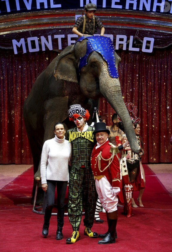 La princesse Stéphanie de Monaco pose avec une partie des artistes programmés lors du Festival International de cirque de Monte-Carlo sous le chapiteau de Fontvieille à Monaco le 15 janvier 2019. Le Festival se déroule du 17 au 27 janvier. © Jean-François Ottonello / Nice Matin / Bestimage