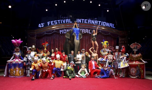 La princesse Stéphanie de Monaco pose avec une partie des artistes programmés lors du Festival International de cirque de Monte-Carlo sous le chapiteau de Fontvieille à Monaco le 15 janvier 2019. Le Festival se déroule du 17 au 27 janvier. © Jean-François Ottonello / Nice Matin / Bestimage