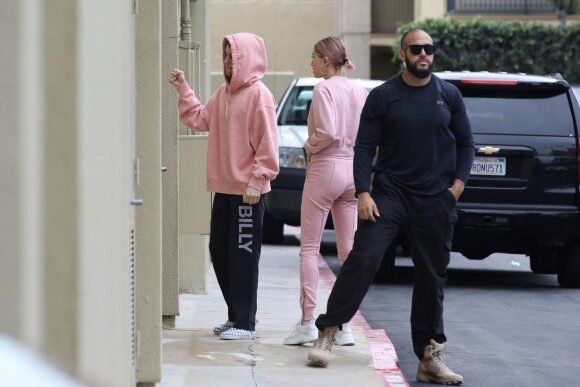 Hailey Baldwin (Hailey Bieber) et son mari Justin Bieber (habillés en rose) arrivent au centre médical "West Valley" avec leur garde du corps à Encino, Los Angeles, le 15 janvier 2019.