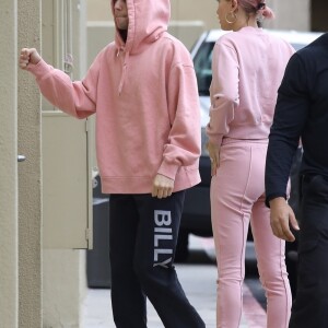 Hailey Baldwin (Hailey Bieber) et son mari Justin Bieber (habillés en rose) arrivent au centre médical "West Valley" avec leur garde du corps à Encino, Los Angeles, le 15 janvier 2019.