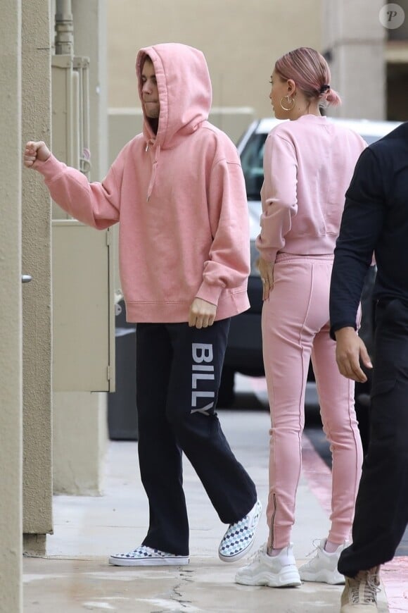Hailey Baldwin (Hailey Bieber) et son mari Justin Bieber (habillés en rose) arrivent au centre médical "West Valley" avec leur garde du corps à Encino, Los Angeles, le 15 janvier 2019.