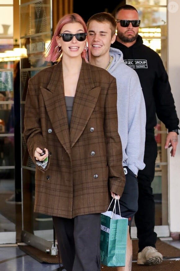 Hailey Baldwin, qui vient de se faire teindre les cheveux en rose, et son mari Justin Bieber font du shopping en amoureux à Los Angeles, avant de s'embrasser et de rejoindre leurs voitures respectives, le 11 janvier 2019.
