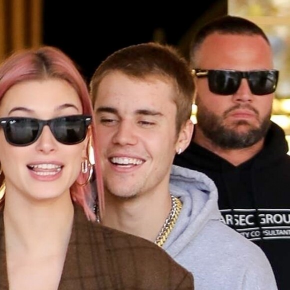 Hailey Baldwin, qui vient de se faire teindre les cheveux en rose, et son mari Justin Bieber font du shopping en amoureux à Los Angeles, avant de s'embrasser et de rejoindre leurs voitures respectives, le 11 janvier 2019.