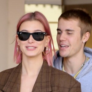 Hailey Baldwin, qui vient de se faire teindre les cheveux en rose, et son mari Justin Bieber font du shopping en amoureux à Los Angeles, avant de s'embrasser et de rejoindre leurs voitures respectives, le 11 janvier 2019.