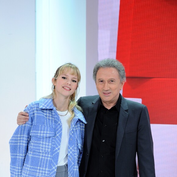 Exclusif - La chanteuse Angèle et Michel Drucker (avec sa chienne Isia) - Enregistrement de l'émission "Vivement Dimanche prochain" au studio Gabriel, présentée par M.Drucker et diffusée le 20 janvier 2019 sur France 2. Le 19 décembre 2018 © Guillaume Gaffiot / Bestimage