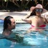Nikki Sixx et sa femme Courtney Bingham s'embrassent dans une piscine à Miami, le 1er septembre 2015.