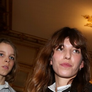 Lou Doillon et son fils Marlowe - La chanteuse reçoit les insignes de chevalier de l'odre des Arts et des Lettres à Paris, le 10 avril 2013.