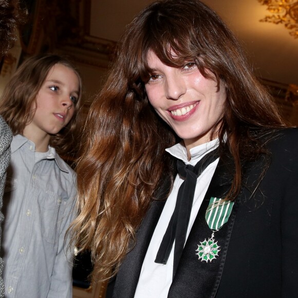 Lou Doillon et son fils Marlowe - La chanteuse reçoit les insignes de chevalier de l'odre des Arts et des Lettres à Paris, le 10 avril 2013.