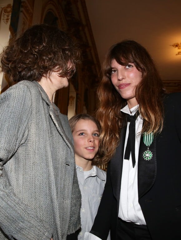 Jane Birkin, Lou Doillon et son fils Marlowe - La chanteuse reçoit les insignes de chevalier de l'odre des Arts et des Lettres à Paris, le 10 avril 2013.