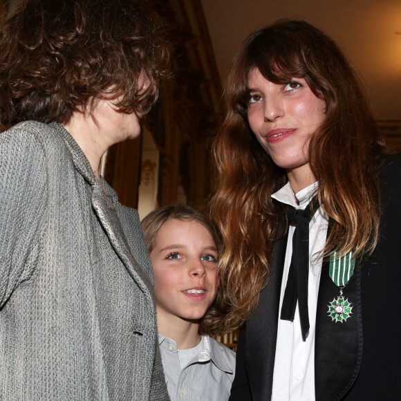 Jane Birkin, Lou Doillon et son fils Marlowe - La chanteuse reçoit les insignes de chevalier de l'odre des Arts et des Lettres à Paris, le 10 avril 2013.