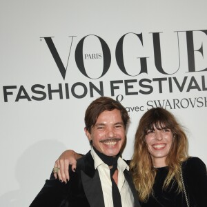 Elie Top et Lou Doillon au photocall de la soirée du Vogue Fashion Festival 2018, avec Swarovski, à l'hôtel Potocki, à Paris, France, le 9 novembre 2018. © Coadic Guirec/Bestimage