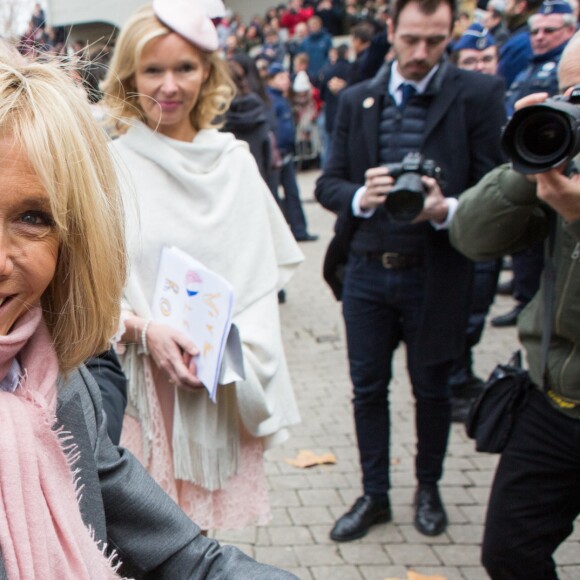 La première dame Brigitte Macron lors d'un bain de foule dans la ville de Louvain-la-Neuve en Belgique le 20 novembre 2018.  French President E.Macron, his wife B.Macron, King Philippe of Belgium, Queen Mathilde of Belgium and Prime Minister C.Michel meet with students of thé city of Louvain-la-Neuve , during a State Visit to Belgium. Belgium, Louvain-la-Neuve, 20 November 2018.20/11/2018 - Louvain-la-Neuve