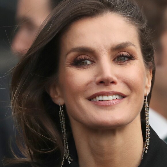 La reine Letizia d'Espagne au siège du quotidien Marca pour son 80e anniversaire à Madrid le 13 décembre 2018.