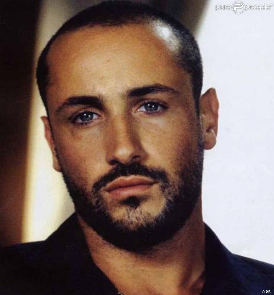 Romeo Sarfati est une vraie bombe ! Avec ses yeux bleus et son teint mat, il marque un zéro Romeo Sarfati est une vraie bombe ! Avec ses yeux bleus et son teint mat, il marque un zéro