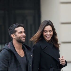 Exclusif - Marine Lorphelin, Miss France 2013, et son compagnon Christophe Malmezac se promènent dans les rues de Paris.