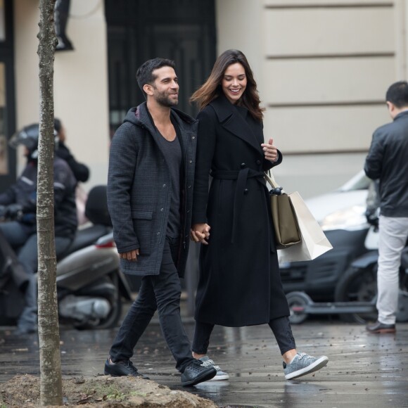 Exclusif - Marine Lorphelin, Miss France 2013, et son compagnon Christophe Malmezac se promènent dans les rues de Paris.