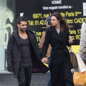 Exclusif - Marine Lorphelin, Miss France 2013, et son compagnon Christophe Malmezac se promènent dans les rues de Paris.