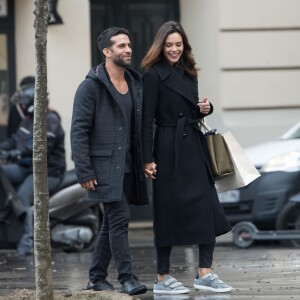 Exclusif - Marine Lorphelin, Miss France 2013, et son compagnon Christophe Malmezac se promènent dans les rues de Paris.