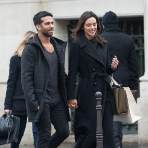 Exclusif - Marine Lorphelin, Miss France 2013, et son compagnon Christophe Malmezac se promènent dans les rues de Paris.