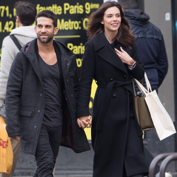 Exclusif - Marine Lorphelin, Miss France 2013, et son compagnon Christophe Malmezac se promènent dans les rues de Paris.