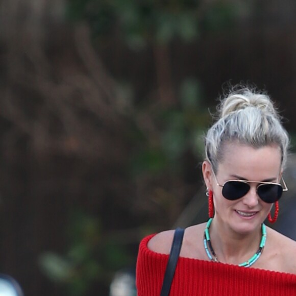 Laeticia Hallyday va déjeuner avec son amie Christina au "Brentwood Country Mart" à Brentwood, Los Angeles, le 10 janvier 2019.