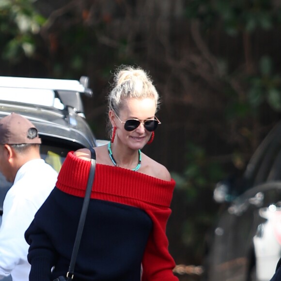Laeticia Hallyday va déjeuner avec son amie Christina au "Brentwood Country Mart" à Brentwood, Los Angeles, le 10 janvier 2019.