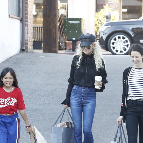 Laeticia Hallyday, son amie Molly Rabuchin et ses filles Jade et Joy à Los Angeles.