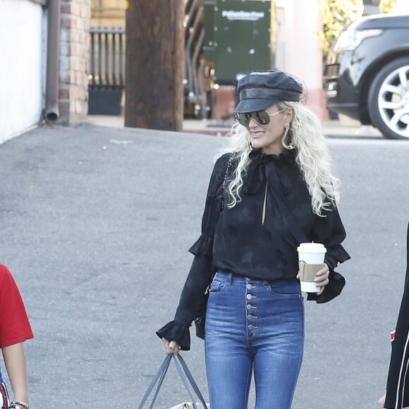 Laeticia Hallyday, son amie Molly Rabuchin et ses filles Jade et Joy à Los Angeles.
