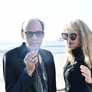 Nicolas Ker, Arielle Dombasle - Photocall du film "A deux heures de Paris" lors de la 5ème édition du Festival du cinéma de La Baule le 8 novembre 2018. © Rachid Bellak/Bestimage