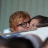 Ed Sheeran embrasse sa fiancée Cherry Seaborn lors du match de football Ipswich contre Aston Villa à Ipswich, le 21 avril 2018.